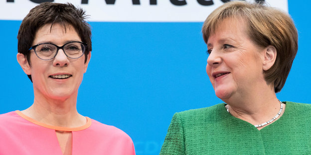 Bundeskanzlerin Angela Merkel und Saarlands Ministerpräsidentin Annegret Kramp-Karrenbauer stehen auf einer Pressekonferenz im Konrad-Adenauer-Haus zusammen