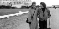 Die Schauspielerinnen Marie Bäumer und Birgit Minichmayr gehen einen Weg entlang