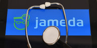 Ein Stethoskop liegt auf einem iPad, dessen Bildschirm das Logo des Ärztebewertungsportal Jameda zeigt