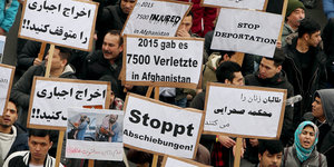 Personen protestieren gegen Abschiebungen nach Afghanistan