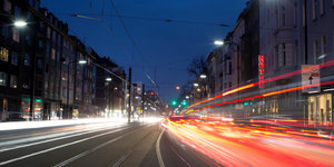 Verkehr auf der Düsseldorfer Corneliusstraße nachts