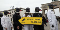 Als Pinguine verkleidete Greenpeace-Aktivisten, die vor dem Brandenburger Tor für eine Meeresschutzzone in der Antarktis demonstrieren