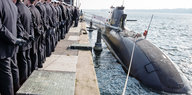 Das U-Boot "U35" liegt während der Zeremonie seiner Indienststellung im dortigen Marinestützpunkt