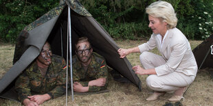 Verteidigungsministerin Ursula von der Leyen guckt in ein Zelt, in dem zwei Soldaten liegen