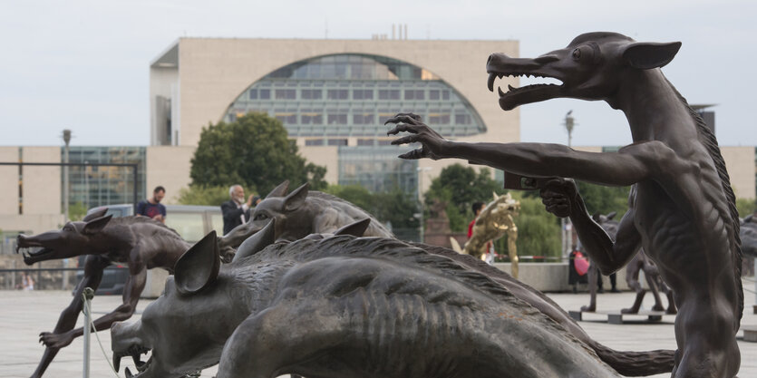 Metallskulpturen stellen Wölfe mit aufgerissenen Mäuler dar