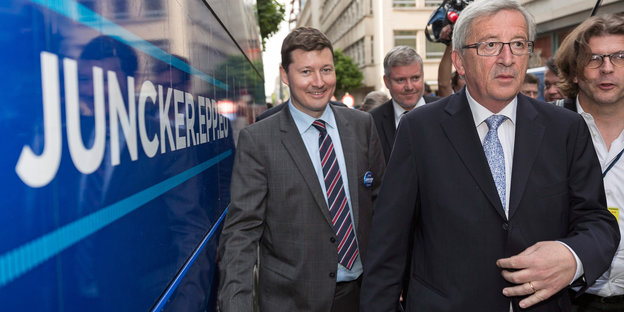 Martin Sedlmayr und Jean-Claude Juncker auf dem Weg zu einer Veranstaltung