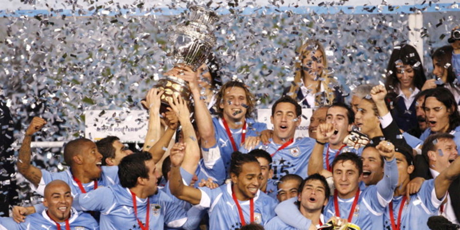 Футбол кубок 2011. Суарес копа Америка 2011. Уругвай копа Америка 2011. Финал копа Америка 2011. Кубок Америки по футболу 2011.