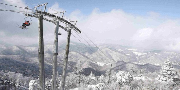 Ein Sessellift im Skigebiet von Pyeongschang