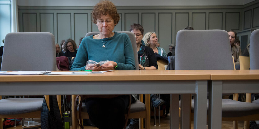 Kristina Hänel sitzt auf der Anklagebank vor Gericht, die Stühle rechts und links neben ihr sind frei