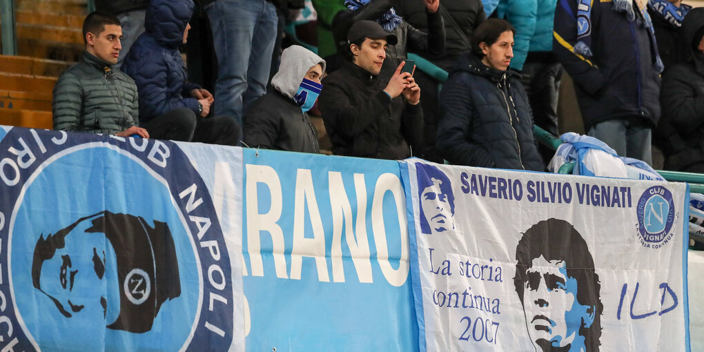 Tiosi-Poster im Fussballstadion Neapel