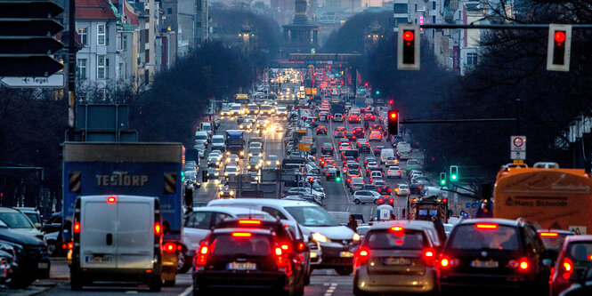 Eine Straße voller Autos