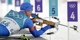 Ein Biathlet, Lowell Bailey, beim Liegendschießen