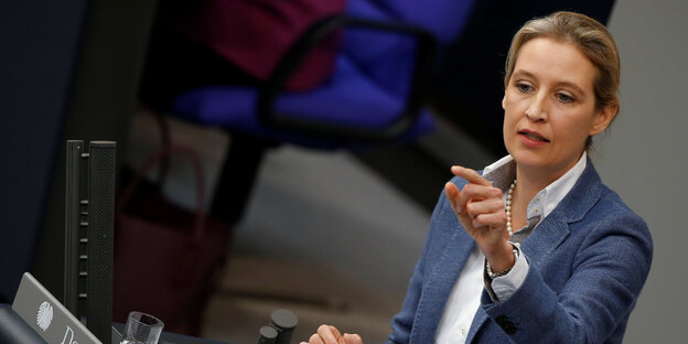 AfD-Politikerin Alice Weidel am Rednerpult des Bundestags