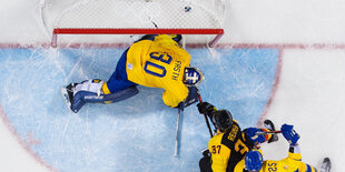 Eishockeyspieler vor einem Tor