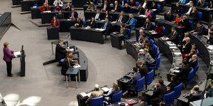 Eine Frau am Rednerpult des Plenarsaal im Bundestag