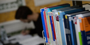 Ein Student lernt in der Bibliothek