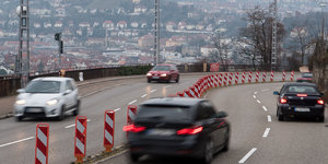 Autos fahren in Stuttgart auf vier Spuren in die Stadt rein und raus.