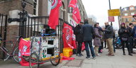 Vor der University of London haben sich Streikende mit Fahnen und Schildern aufgestellt