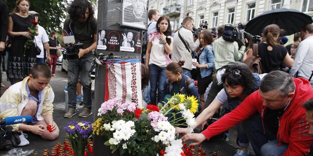 Kerzen und Blumen: Trauer um den ermordeten Journalisten Pawel Scheremet im Juli 2017 in Kiew
