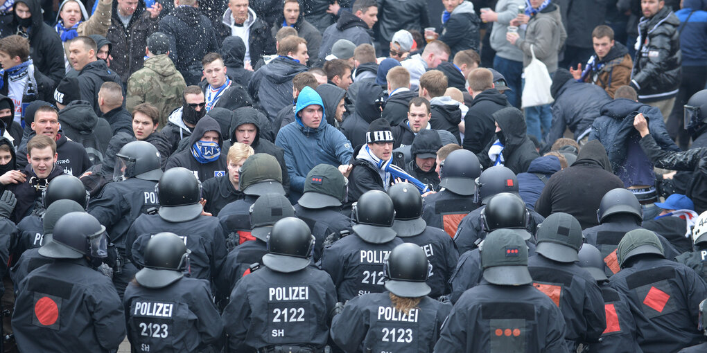 Während des Fußballbundesligaspiels Werder Bremen gegen HSV trennt die Polizei Fangruppen