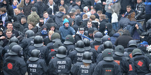 Während des Fußballbundesligaspiels Werder Bremen gegen HSV trennt die Polizei Fangruppen