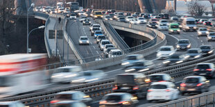 Viele Autos auf einer Autobahn