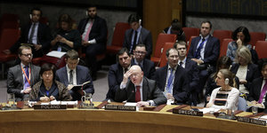 Einige Leute sitzen im UN-Sicherheitsrat