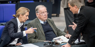 Zwei Männer und eine Frau diskutieren miteinander