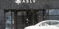 Ein Wachmann vor der lettischen Bank