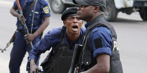 Mehrere Polizisten sind in Aufruhr, nachdem ein Demonstrant einen Stein geworfen hat
