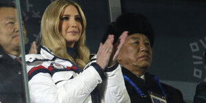 Ivanka Trump applaudiert, im Hintergrund sieht man den nordkoreanischen Kim Yong Choi