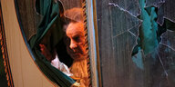 Ein Schauspieler guckt aus dem Fenster einer Sänfte