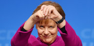 Merkel gestikuliert mit ihren Händen