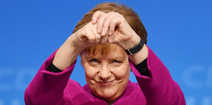 Merkel gestikuliert mit ihren Händen