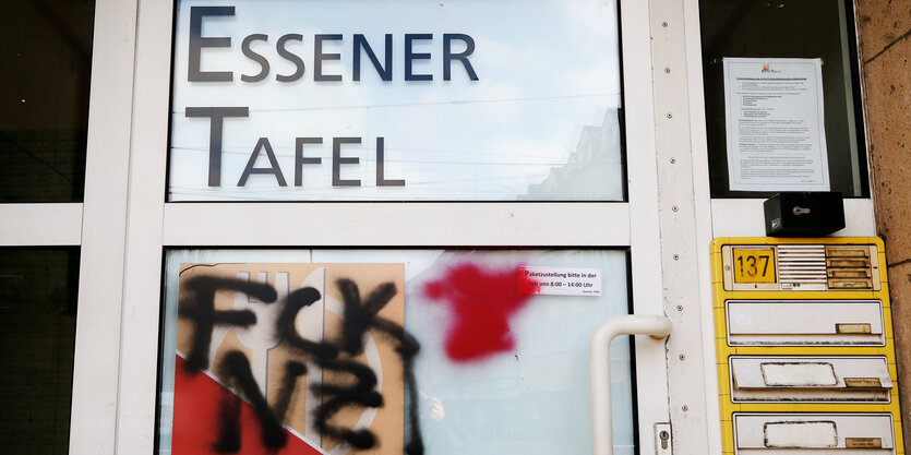 Auf die Eingangstür der Essener Tafel wurden die Worte Fuck Nazis geschmiert