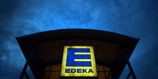 Edeka-Logo im Halbdunkel