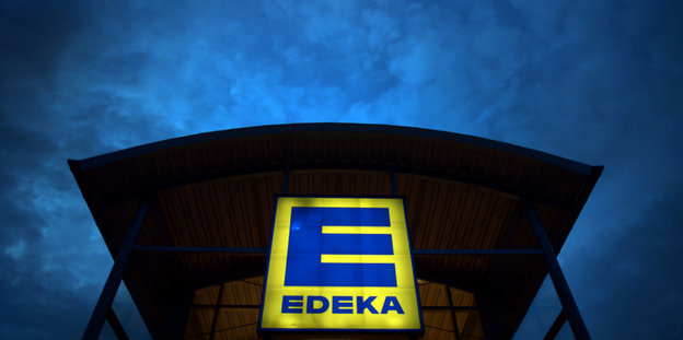 Edeka-Logo im Halbdunkel