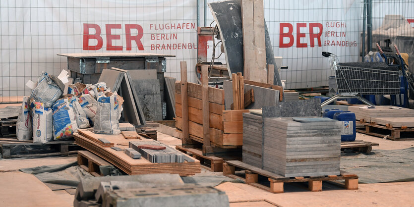 Baumaterial vor einem BER-Schild