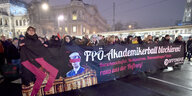 Frauen demonstrieren mit Banner gegen den Hofball der FPÖ