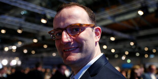 Jens Spahn lächelt in die Kamera