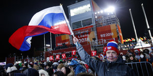 Ein Mann schwenkt eine russische Flagge