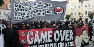 Eine Antifa-Demo auf einem Platz