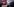 Ein roter Wagen fährt hinter einem grauen Auto her