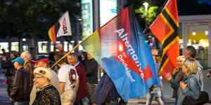 Pegida-Demo mit AfD-Fahne