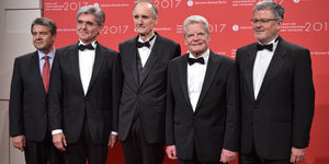 Fünf Männer im Anzug nebeneinander