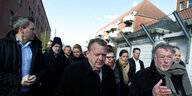 Dänemarks Ministerpräsident geht mit seinen MinisterInnen durch das Viertel Mjølnerparken in Kopenhagen.