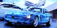 Ein blaues Mercedes-Benz SLS AMG Coupe Electric Drive