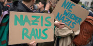 Mesnchen halten Schilder, auf denen steht "Nazis raus"