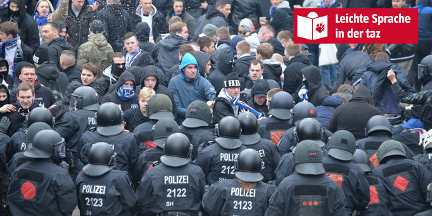 Viele Polizisten und Fußballfans treffen aufeinander