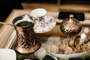 Eine Teetasse und eine Zuckerdose aus Metall Eine Teetasse und eine Zuckerdose aus Metall
